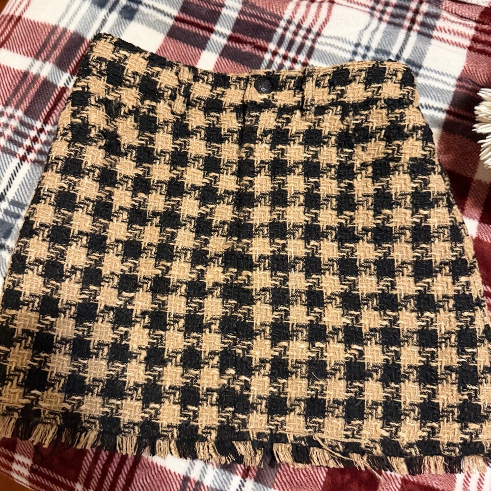 Forever 21 Black and Tan Houndstooth Mini Skirt